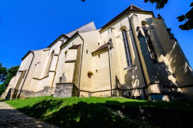 Aziz Nicholas Hill Lutheran Kilisesi (Biserica din Deal Sf. Eski Sighisoara kentinde (Transilvania) güneşli bir yaz gününde, Romanya 'nın Transilvanya bölgesinde