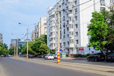 Bükreş, Romanya - 6 Haziran 2021: Güneşli bir yaz gününde Piata Muncii 'ye (Muncii Meydanı) yakın Calea Calarasi (Calarasi Caddesi) yakınlarındaki apartmanlar