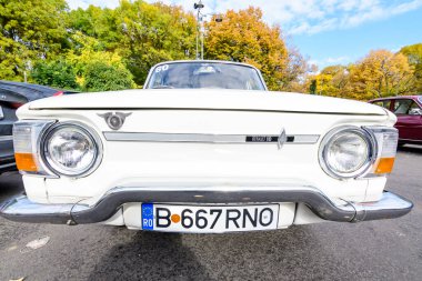 Bükreş, Romanya, 24 Ekim 2021: Güneşli bir sonbahar gününde, klasik araba koleksiyonları için düzenlenen bir etkinlikte bir caddeye park edilmiş beyaz Renault 10 adet eski Fransız arabası