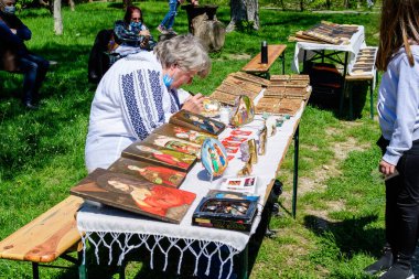 Bükreş, Romanya - 25 Nisan 2021: Geleneksel Rumen eli, Dimitrie Gusti Ulusal Köy Müzesi 'nin arka tarafındaki Herastrau Park' ta düzenlenen el yapımı festivalde satılık dekoratif ürünler sergiledi