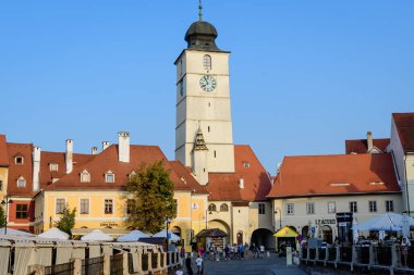 Sibiu, Romanya - 15 Temmuz 2021: Konsey Kulesi (Turnul Sfatului) ve Transilvanya (Transilvanya) bölgesindeki eski şehir merkezinde eski tarihi binalar, restoranlar, teraslar, barlar yenilendi