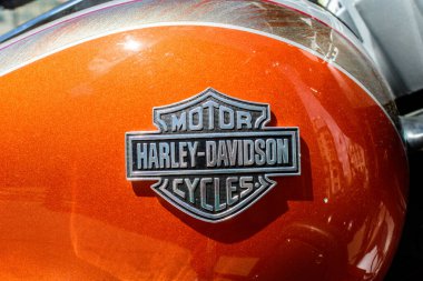 Bükreş, Romanya - 6 Mayıs 2021: Güneşli bir bahar gününde Harley Davidson klasik motosikletinin logosu