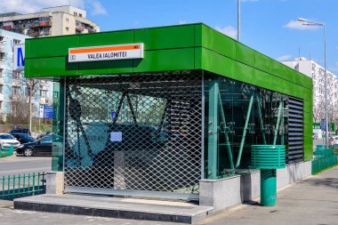 Bükreş, Romanya - 23 Mart 2021: Grev sırasında Valea Ialomitei metro istasyonuna kapalı giriş