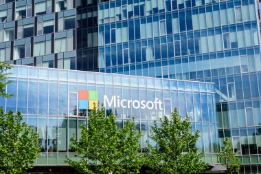 Bükreş, Romanya - 15 Mayıs 2021: Microsoft karargahı ve şehrin kuzey kesimindeki City Gate Kuleleri 'ndeki ofisler güneşli bir bahar gününde