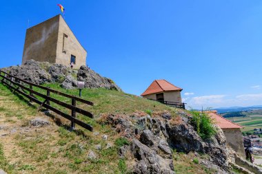 Romanya 'nın Transilvanya (Transilvanya) bölgesinin güney kesiminde, Brasov ilçesindeki yenilenmeden sonra, Rupea Kalesi (Cetatea Rupea) güneşli bir yaz gününde