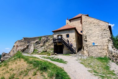 Romanya 'nın Transilvanya (Transilvanya) bölgesinin güney kesiminde, Brasov ilçesindeki yenilenmeden sonra, Rupea Kalesi (Cetatea Rupea) güneşli bir yaz gününde
