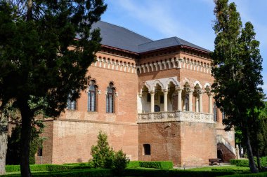 Romanya 'nın Bükreş kentine yakın bir bahar günü, göl ve park yakınlarındaki Mogosoaia Sarayı' nda (Palatul Mogosoaia) eski bir tarihi eser.
