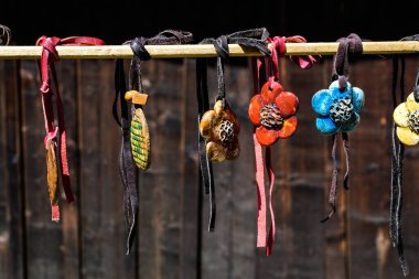 Romanya 'nın Bükreş kentindeki geleneksel bir hafta sonu pazarında satışa sunulan renkli el boyaları ve karışık kolyeler grubu