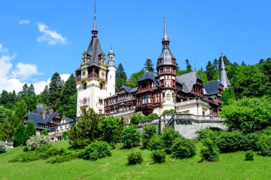 Romanya 'nın Sinaia kentinde güneşli bir yaz gününde Bucegi Dağları (Muntii Bucegi) yakınlarındaki Peles Kalesi' nin (Castelul Peles) güzel neo-rönesans binası