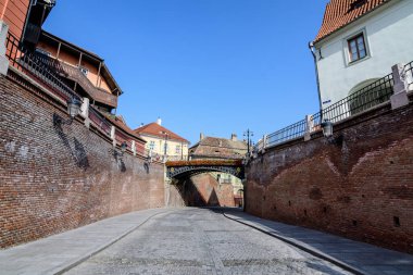 Romanya 'nın Transilvanya (Transilvanya) bölgesinin tarihi merkezinde, Küçük Meydan (Piata Mica) yakınlarındaki Yalanlar Köprüsü (Podul Minciunilor) güneşli bir yaz gününde