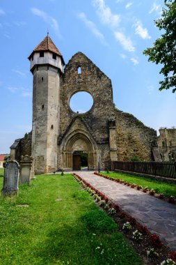 Transilvanya 'nın (Transilvanya) güney kesimindeki Sibiu ilçesindeki Carta Kilisesi (Benedictine) manastırının (Manastira cisterciana Carta) kalıntıları güneşli bir yaz gününde Romanya' nın başkenti