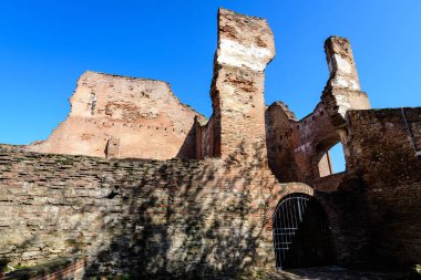 Chindia Kulesi veya Turnul Chindiei, Romanya 'da güneşli bir bahar gününde şehrin tarihi bir bölümünde, Çin Parkı' ndaki Targoviste Kraliyet Mahkemesi 'ndeki (Curtea Domneasca) eski bina ve kalıntılar