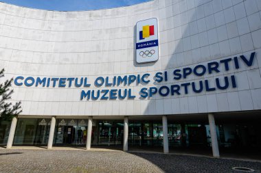 Bükreş, Romanya, 30 Nisan 2021: Güneşli bir bahar gününde Romanya Olimpiyat Komitesi (Comitetul Olimpiç Roman) ve Spor Müzesi 'nin (Muzeul Sportului) ana binası