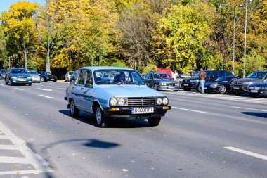 Bükreş, Romanya, 24 Ekim 2021: Eski canlı mavi Romen Dacia 1310 klasik araba güneşli bir sonbahar gününde şehir merkezinde trafikte