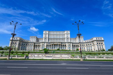 Bükreş, Romanya, 6 Mayıs 2021: Güneşli bir bahar gününde Constitutiei Meydanı 'nda (Piata Constitutiei) Halk Meclisi (Casa Popoprului) olarak da bilinen Parlamento Sarayı