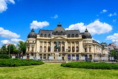 Bükreş, Romanya, 6 Mayıs 2021: Viktoriei Bulvarı 'ndaki (Calea Victoriei) Revolutiei Meydanı' nda (Piata Revolutiei), önünde Kral I. Carol 'un binicilik anıtı bulunan Merkez Üniversitesi Kütüphanesi)