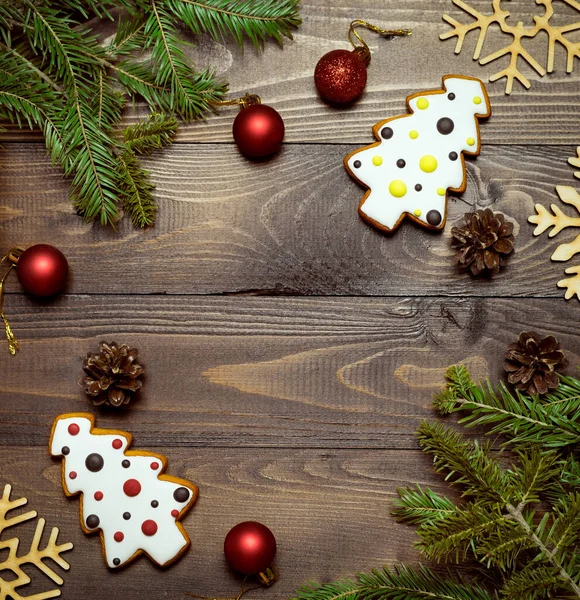 美味的自制圣诞饼干 圣诞装饰和新鲜的云杉枝条在棕色的木制背景 圣诞节的背景平整的风格 复制空间 — 图库照片