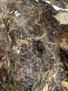 Doğal kristal bir yüzeyin çarpıcı makro görüntüsü, karmaşık detayları, parıldayan dokuları ve prizmatik ışık efektlerini yakalıyor. Jeoloji, lüks veya soyut sanatla ilgili tasarımlar için mükemmel..