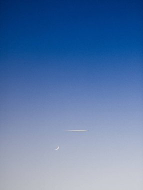 Ay ve yıldız arasında uçuyor.