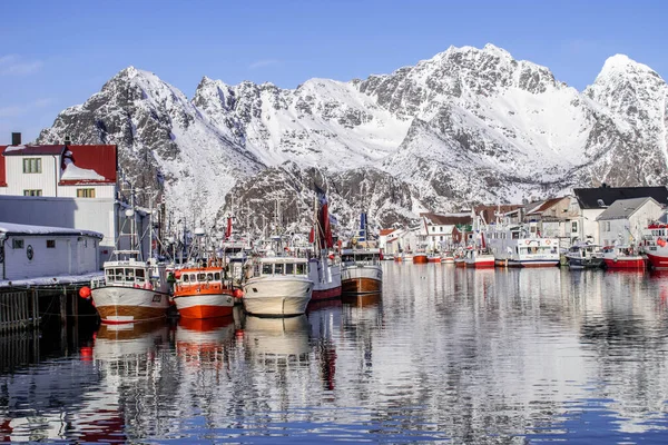 Henningsvaer limanı karla kaplı, Lofoten