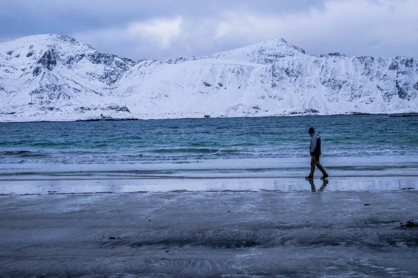 Rambergstranda sahilinde yürüyorum, Lofoten