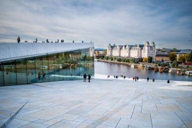 Norveç 'teki Oslo Opera binasının çatısından görüntü