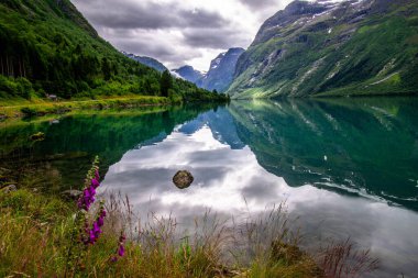 Lovatnet Gölü, Norveç 'te mükemmel bir yansıma.
