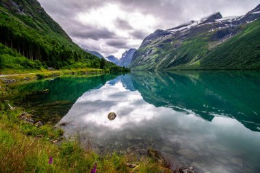Norveç, Lovatnet gölünde bir dağ yansıması