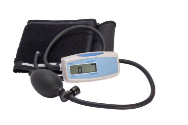 Kan basıncını ölçmek ve kontrol etmek için yarı otomatik dijital tonometre, beyaz zemin üzerinde nabız oranı.