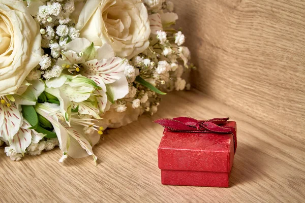 Rote Geschenkbox Mit Schleife Auf Deckel Strauß Weißer Blumen Auf — Stockfoto