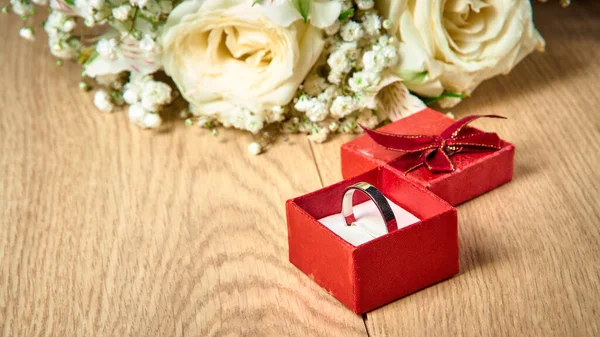 Weißgoldring Roter Geschenkbox Strauß Weißer Blumen Auf Hölzernem Hintergrund Urlaub — Stockfoto