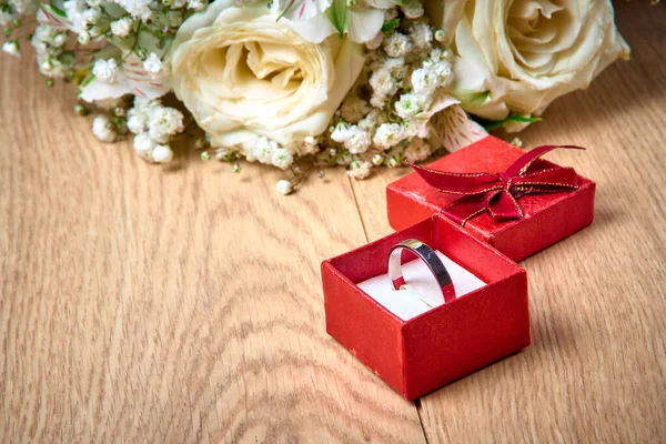 Silberring Roter Geschenkbox Strauß Weißer Blumen Auf Holzgrund Urlaub — Stockfoto