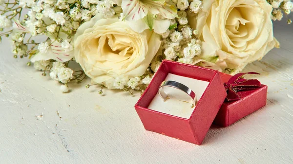 Silberring Roter Geschenkbox Und Blumenstrauß Auf Weißem Texturiertem Holzhintergrund Urlaub — Stockfoto