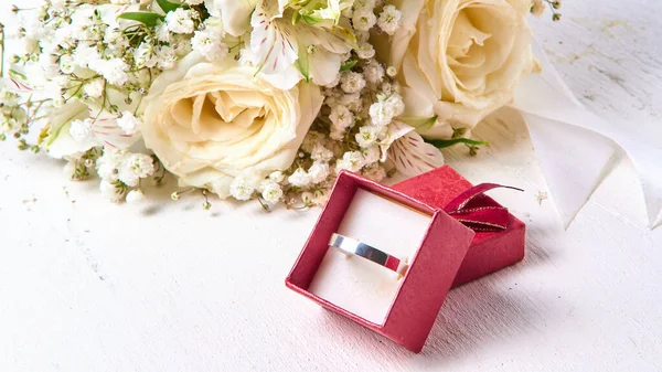 Weißgoldring Roter Geschenkbox Und Blumenstrauß Auf Weißem Texturiertem Holzhintergrund Urlaub — Stockfoto