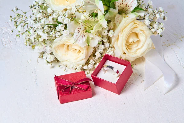 Silberring Roter Geschenkbox Und Blumenstrauß Auf Weißem Texturiertem Holzhintergrund Urlaub — Stockfoto