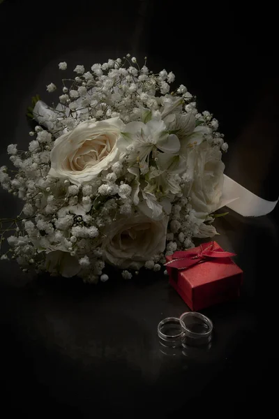 Zwei Trauringe Aus Weißgold Eine Geschenkbox Mit Roten Blumen Ein — Stockfoto
