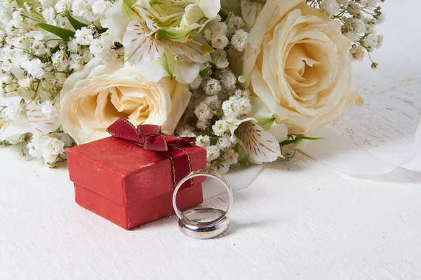 Zwei Ringe Verschiedene Größen Rote Box Für Ringe Brautstrauß Auf — Stockfoto