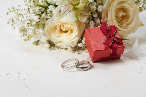 Zwei Ringe Verschiedene Größen Rote Box Für Ringe Brautstrauß Auf — Stockfoto