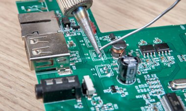 Elektronik panoların lehim ve teneke kablo, bilgisayar ekipmanı, cep telefonu, elektronik, onarım, güncelleme ve teknoloji onarım konseptiyle onarılması.