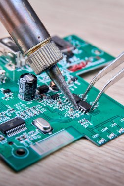 Hasarlı parçayı lehim demiri, elektronik devre kartı tamiri ile lehim ve teneke tel, bilgisayar ekipmanı, cep telefonu, elektronik, onarım, güncelleme ve teknoloji onarım konseptiyle değiştirerek elektronik devre kartı tamiri yapılacaktır..