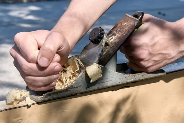 Stolarz Przetwarza Kawałek Drewna Pomocą Strugarki Ręcznej Zewnątrz Słoneczny Dzień — Zdjęcie stockowe