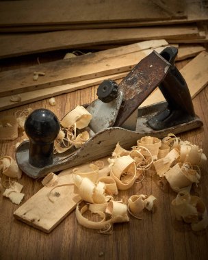 Planör ve talaşlar tahta dizdikten sonra.