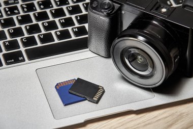 Hafıza kartları ve kamera laptopta duruyor..