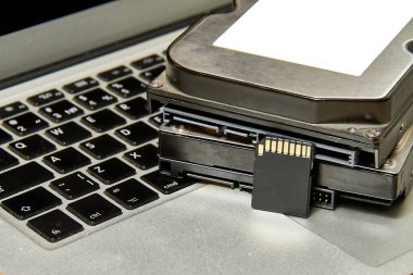 Bilgisayar için sabit diskler ve hafıza kartları.