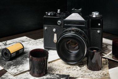 Eski siyah vintage kamera, yakın çekim, film ruloları, eski fotoğraflar, yüzen odak.