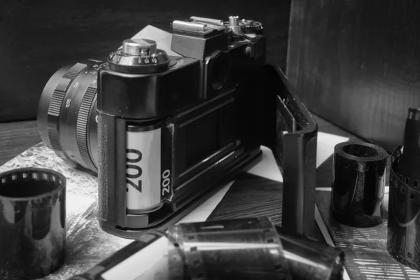 Παλιά Vintage Κάμερα Πίσω Κάλυμμα Ανοιχτό Για Κοντινό Πλάνο Φιλμ — Φωτογραφία Αρχείου