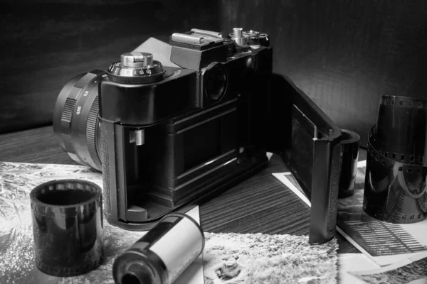 Câmera Vintage Velha Com Tampa Traseira Aberta Close Rolos Filme — Fotografia de Stock