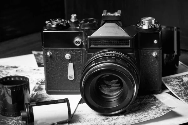 Παλιά Vintage Κάμερα Κοντινό Πλάνο Ρολό Φιλμ Παλιές Φωτογραφίες Αιωρούμενη — Φωτογραφία Αρχείου