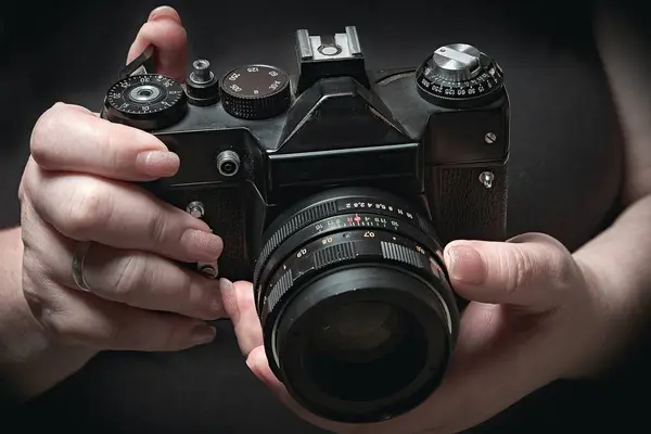 Gros Plan Une Caméra Vintage Entre Les Mains Une Fille — Photo