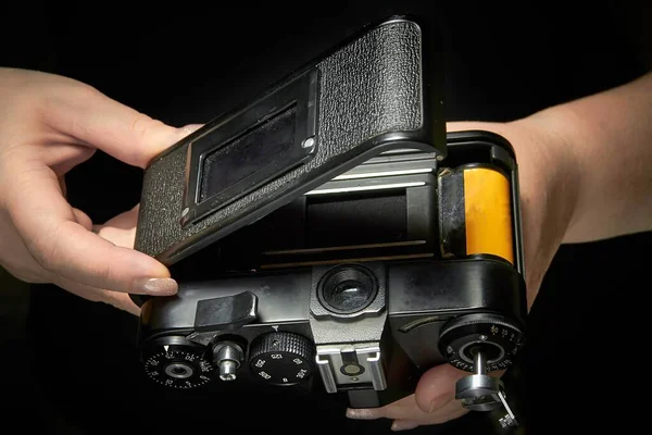 Une Fille Ouvert Couvercle Une Caméra Film Antique Pour Remplacer — Photo
